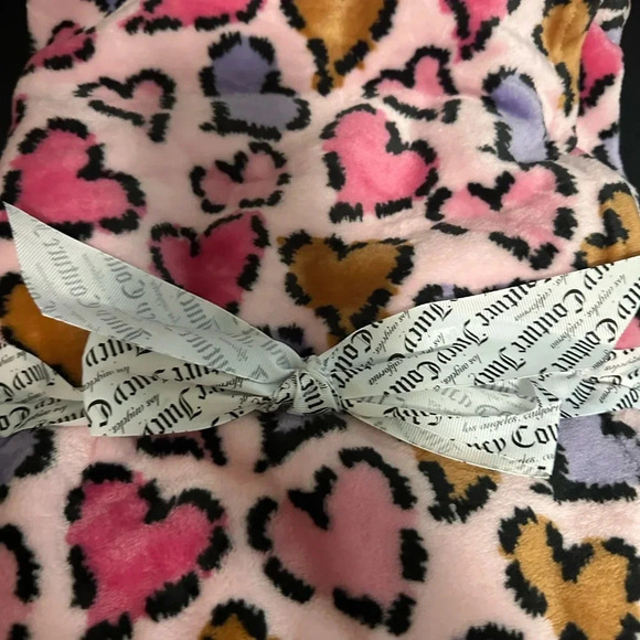 Juicy Couture Pink w/ Hearts Plush Printed Throw 50” X 60” NWT & hanger - Picture 4 of 4
